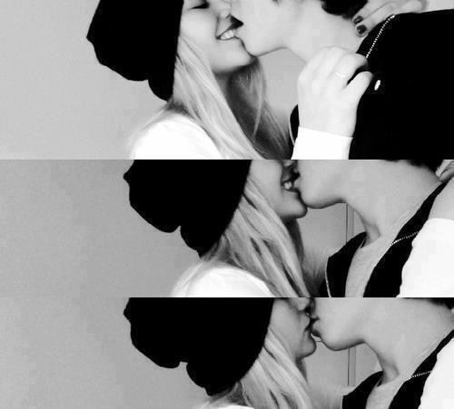 MejoresTwits's tweet photo. Yo también amo morder los labios cuando beso.
#DiaInternacionalDelBeso  http://t.co/hMiEUgN1zw