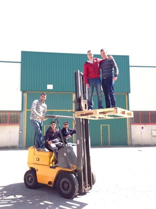 isantacreu's tweet photo. @Floric0 @jfontaneda @vicmarin9 @pablete_19921 jugando con la altura jaja http://t.co/AKQUkqyt0g