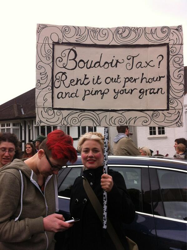 21CHomeFront's tweet photo. #bedroomtax #ukuncut outside Lord Freud's house http://t.co/ClvIK1VGNv
