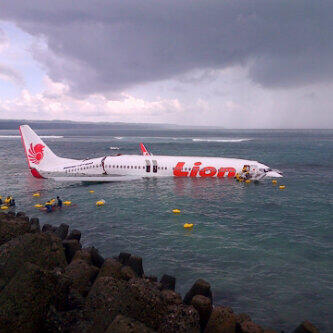 ariewidiawan's tweet photo. Alhamdulillah"@Angkasa_Magz: Lion air mendrat darurat di perairan wilayah Denpasar Bali.slrh kru &amp; penumpang selamat http://t.co/2131i7TkEJ"