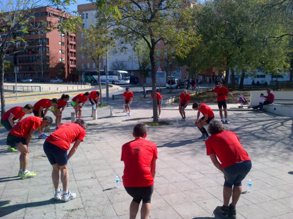TriatlonSevilla's tweet photo. Calentamiento estatico con @_Penti ! Consejos a tope! http://t.co/lyyxbajzc3