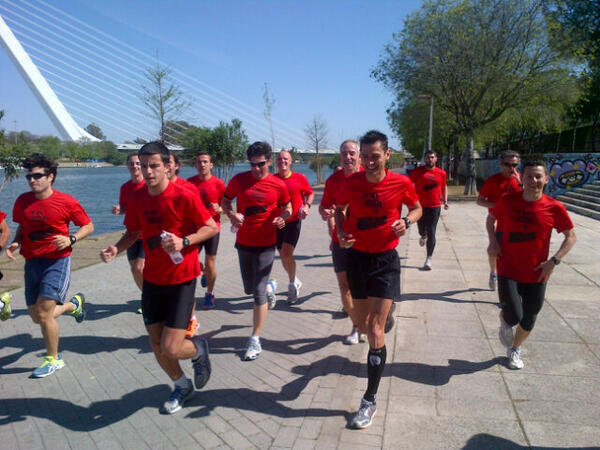 TriatlonSevilla's tweet photo. Rodaje buenisimo de 30min empezando a 5'km y terminando a 4'km con millones de consejos!!Gracias @RunningWay @_Penti http://t.co/hWotxGWzhp