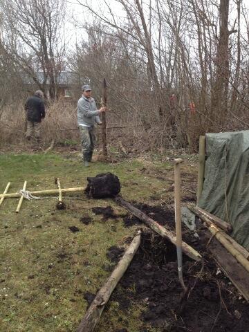 kuijerm's tweet photo. Hard aan het werk samen met @petershof op de woonboot. #goedbezig http://t.co/zt4Srccaj7