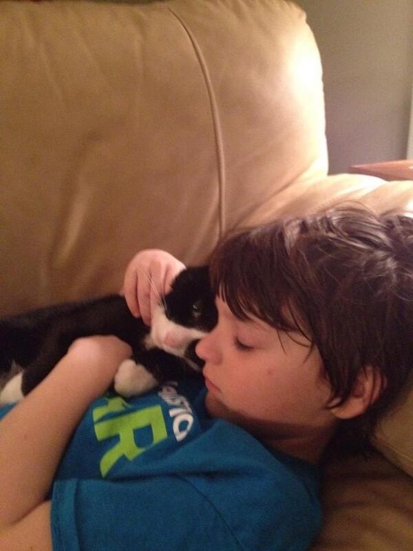 KellyKinney623's tweet photo. @AmyFreeze7 #SuperCatSaturday
Eddie 8, and his best friend Oreo :) http://t.co/lMzWnzreAI