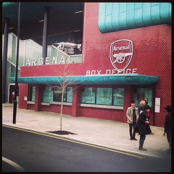 ariewidiawan's tweet photo. Titip merchandise bup"@vabyo: Bertandang ke Arsenal. Banyak Burger &amp; Chips! *Nyuekin stadion* #London http://t.co/j2nE4XqsEj"