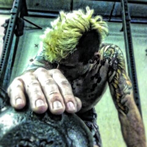 BigBang_Mike's tweet photo. #death by #kettlebell. #crossfit kills me. 6 more days til I walk into the #cage. Go #teamstrata #mma #muaythai http://t.co/Jow3XsdNtD