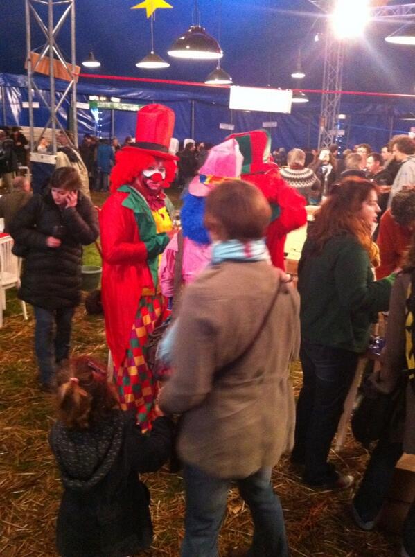ViniCircus's tweet photo. Y'a même des clowns... http://t.co/FIFXbQfzPg