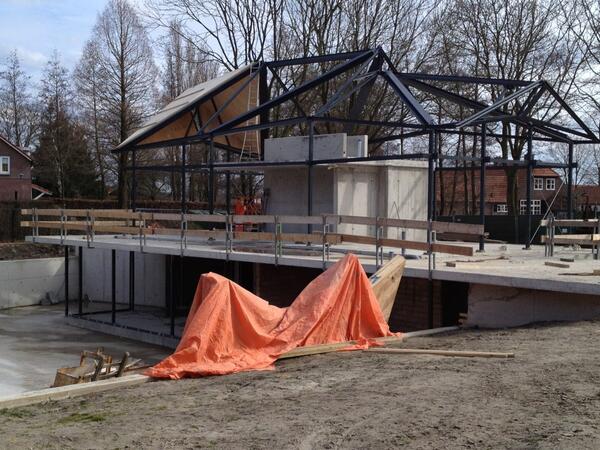 haasteren's tweet photo. Constructie kleine voort staat de vorm zit er in nu nog even een heel moeilijk dak maken http://t.co/wDG4TJ9DK1
