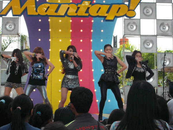 911_Bandung's tweet photo. #SharePict @SOSisofficial "Taping MantapANTV" 130413 .. cc: @Ria_Rigasu91 http://t.co/ia5uh4Nn7l