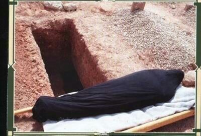 #مشاعر_لم_يجربها_النساء

حمل غالي على أكتافهن
من أجل الذهاب به للقبر ، ودفنه بالمقبرة !!

•