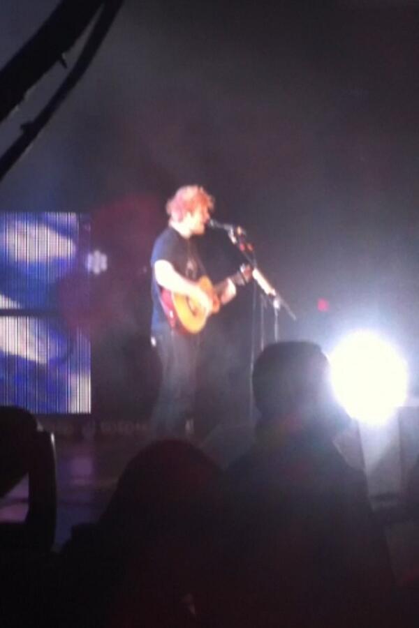 1Phenomi's tweet photo. TAKE ME BACK😩😩 @edsheeran http://t.co/v9nGunSMFx