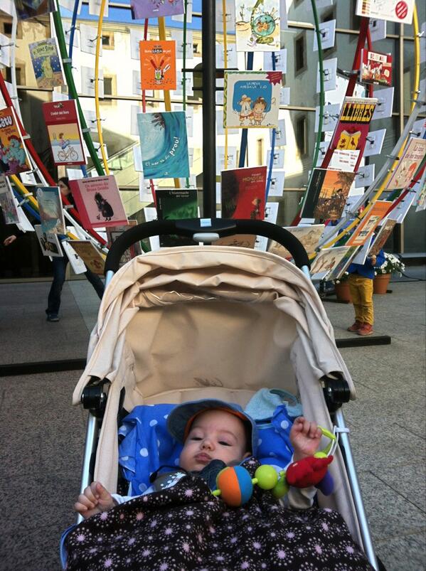 ivancomas's tweet image. #BCN #MonLlibre13 Gaudint del #monllibre. La secció món menuts abarrotada. Anem a la de més grans a gaudir.