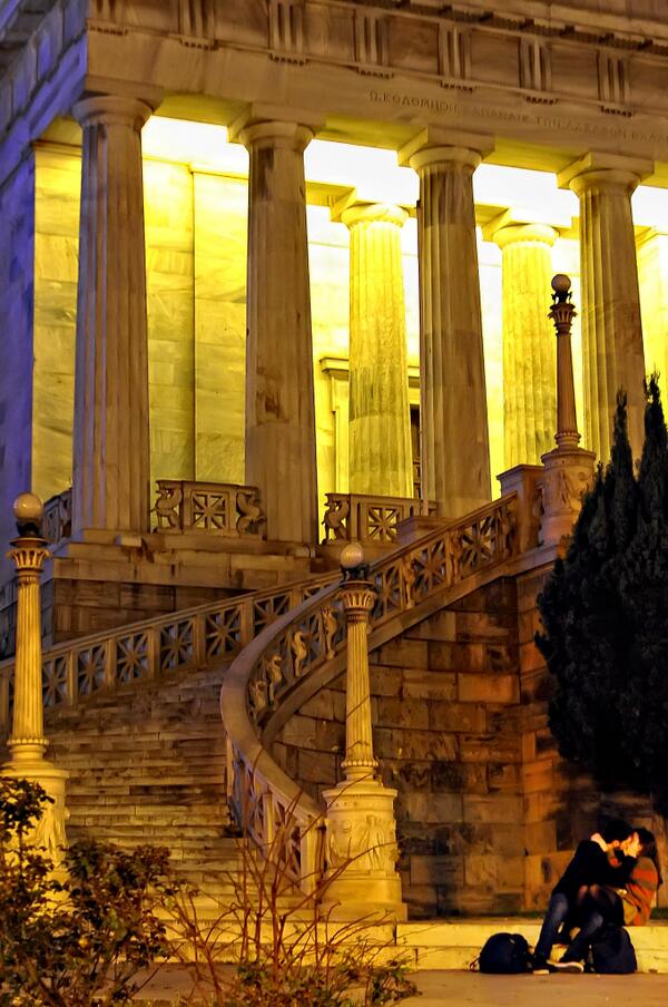 giannis_ko's tweet photo. #athens #panepistimiou #panepisitmio #zeugari #erotas #fili #nuxta http://t.co/OeyloCts2W