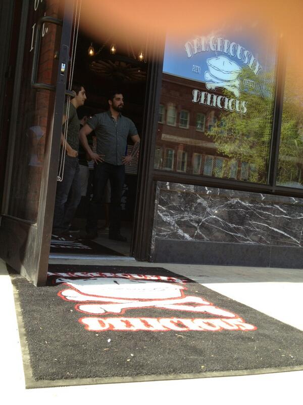 StppFest's tweet photo. @dangerouspiesDC @dangerouspies I am in love with the relationship you now have in Chinatown. #DC http://t.co/6QTl9fECFW
