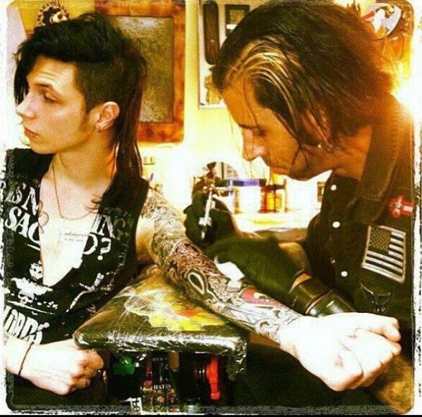UkVamp's tweet photo. @AndyBVB getting a tattoo! ;) @OldManBiersack http://t.co/TSEtR304Xb