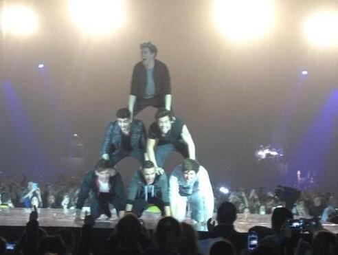 Update1DWW tweet picture