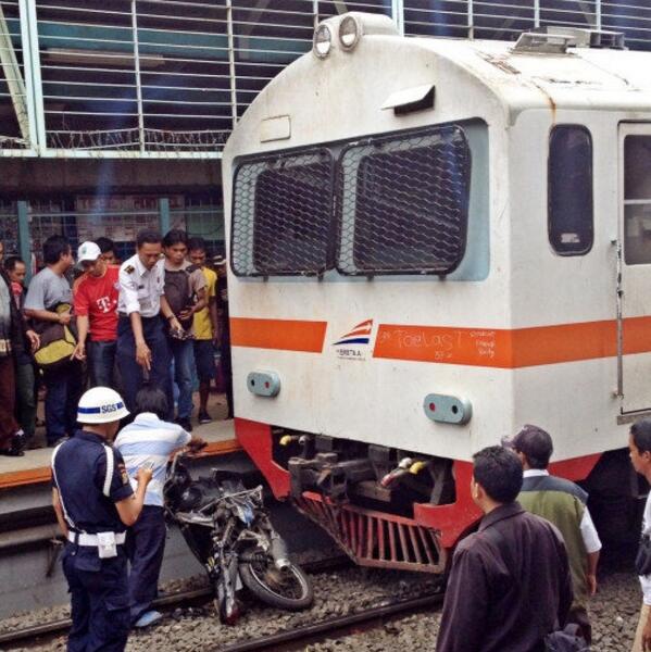Dahulukan selalu KA, menerobos Perlintasan kereta yg telah memberikan isyarat utk berhenti dpt berakibat kecelakaan.