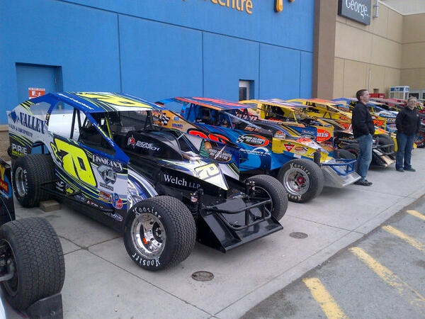 R70Arbie's tweet photo. Had a good day at the #bos fan fair with @DIRTCar97. Thanks @HenryBoerTIRV and the Kirklands for putting it on! http://t.co/hfBRuZx9G0