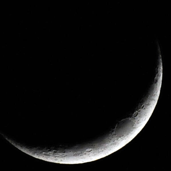 LouBrutus's tweet image. THE MOON: While looking for Northern Lights I shot the crescent Moon. Photo © 2013 by @LouBrutus. #NorthernLights