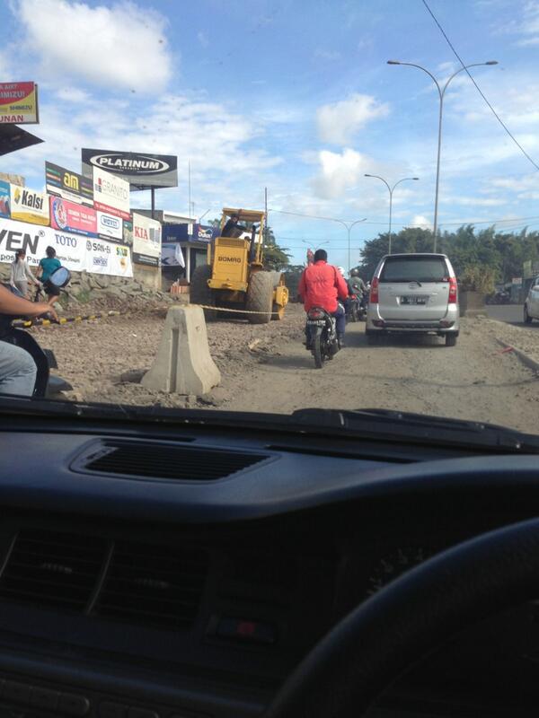 Sedang dilakukan perbaikan jalan depan <a href="/deLatinosBSD/">Komunitas De Latinos</a> gunakan rute lainnya <a href="/TMCPoldaMetro/">TMC Polda Metro Jaya</a> <a href="/InfoTangsel/">Info Tangsel</a>