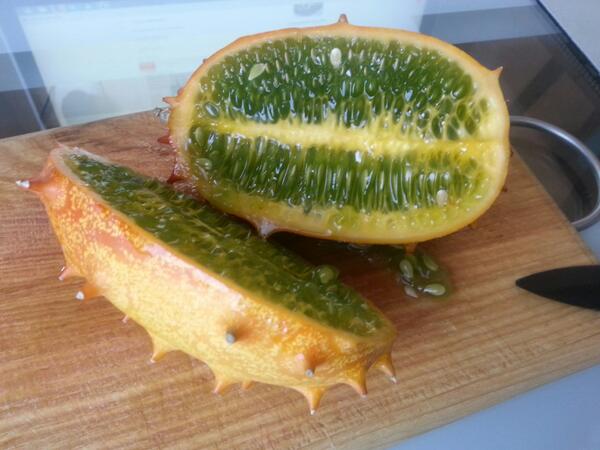 new_every_day's tweet photo. --> По вкусу Кивано похож на смесь огурца, дыни и банана. Едят его с солью. Съедается только мякоть. http://t.co/RJuPorquc7