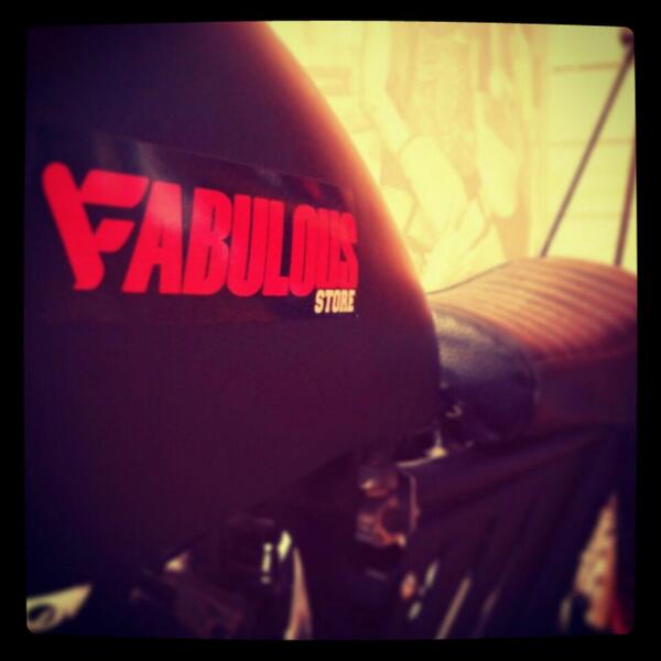 Wah siang gini panes yak. :D ayo ngadem sni sambil liat tees kita yg seger seger :D