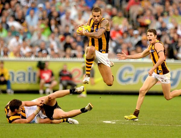 WLudbey's tweet image. #aflpieshawks, Lance Franklin , Air, time, running out of the centre GOAL,