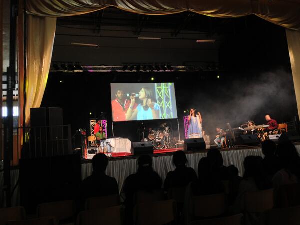 iDevaprakash's tweet photo. @avpooja remeber us? "Hi" outside entrance to the hall? green shirt &amp; my wife brown chudi? we enjoyed semmma! thx http://t.co/F7vofzCcS6