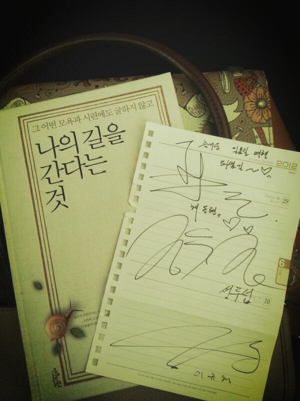 RyoCue_'s tweet photo. 오늘 유럽여행에서 받은 선물이예요ㅎㅎ 여행을 통해 마음의 선물받고 책을 통해 지식의 선물도 받고 보너스로 싸인도ㅎㅎ 선물한아름 담고가는 여행이 되었어요~~♥♥ http://t.co/mJiZYrvUlx
