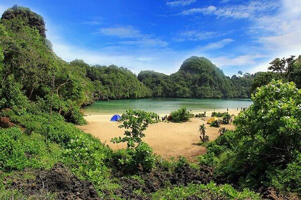 FOIndonesia's tweet photo. RT @antonchandra: Segara Anakan pulau Sempu. @FOIndonesia @andirasad @nofrins @nofend @id_traveller http://t.co/3BAM8lfod7
