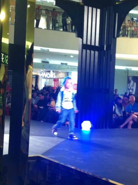 senayancity's tweet photo. Guess kids #FN2013 http://t.co/as8PDn7YA6