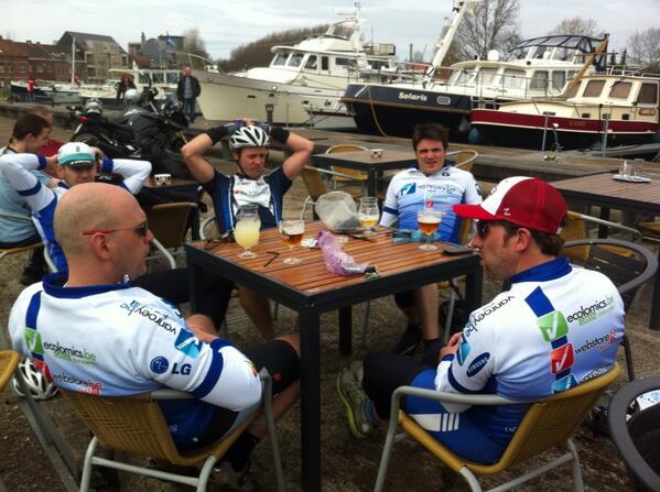 DensJef's tweet photo. Terrasje na gezapige rit #teamvra http://t.co/hTbdJjxRIq