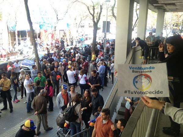 VenmundoBCN's tweet photo. La participación es total ... Que bello ver a nuestra gente unida #TuVotoDecide http://t.co/UHyH7SCQDy