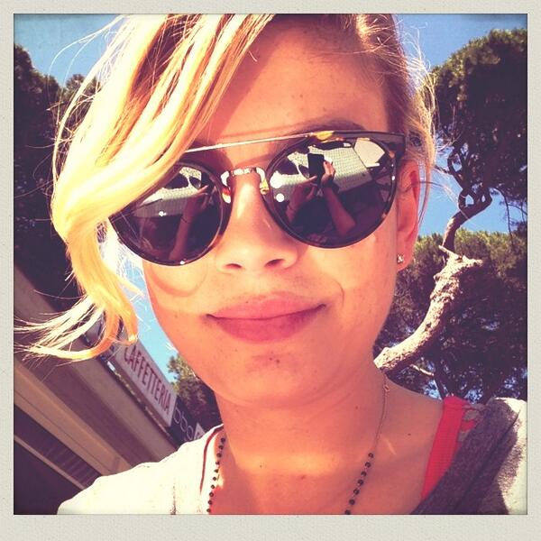 MarroneEmma's tweet photo. @emma_marrone sorridere sempre.. Grazie... Vi auguro una bella domenica ..vvb ❤ http://t.co/R8U38tcqHG