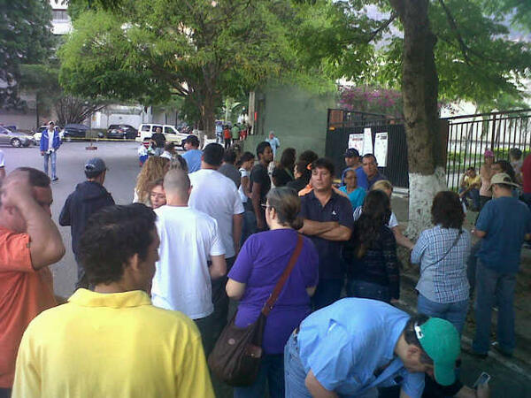NoticiasdeAqui's tweet photo. Vía @astudillojr: #ReporteroElectoral #Apucito #EleccionesPresidenciales2013 #VenezuelaVota a las 6:00am http://t.co/mKkn3hHfzs