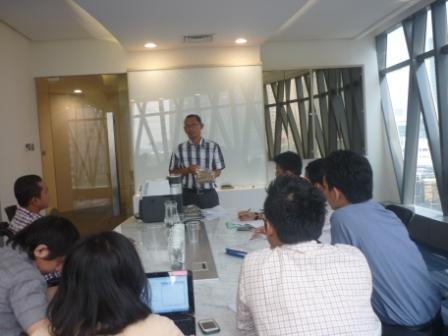 Team marketing Jakarta sedang melakukan proses cupping