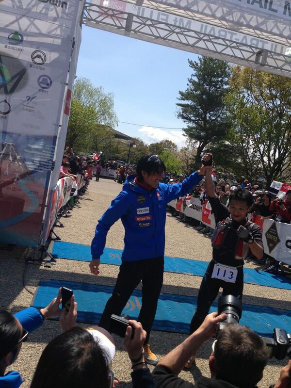 O Hara πανηγυρίζει την νίκη του με τον συμπατριώτη του Kaburaki, διοργανωτή του αγώνα