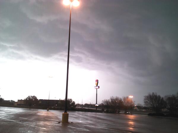 RenaPatteson's tweet photo. Rain in Clinton. Much, much needed rain! http://t.co/Y4R9yEuQFs