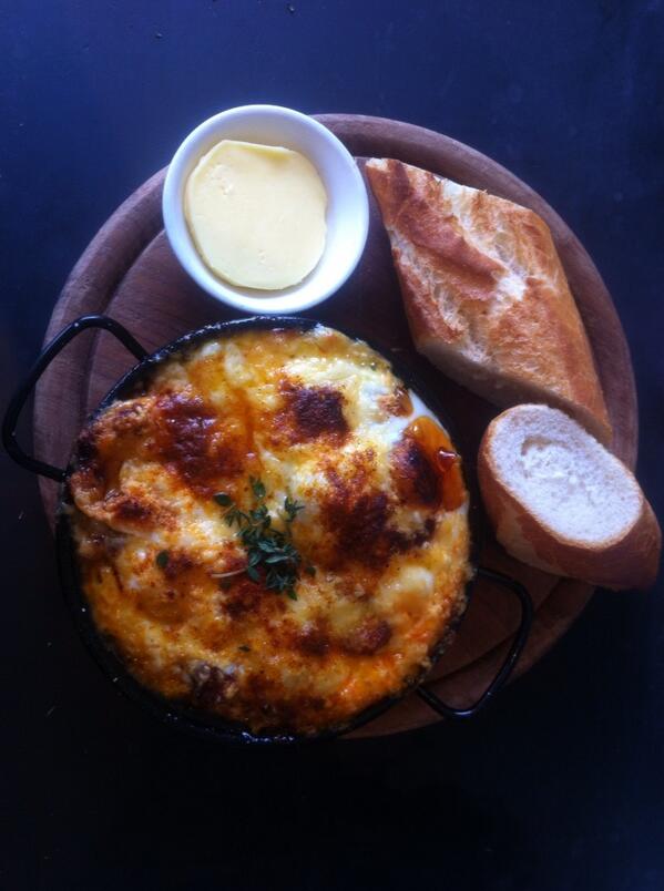 Baked spainish eggs with chorizo and red peppers !!
Perfect :-D