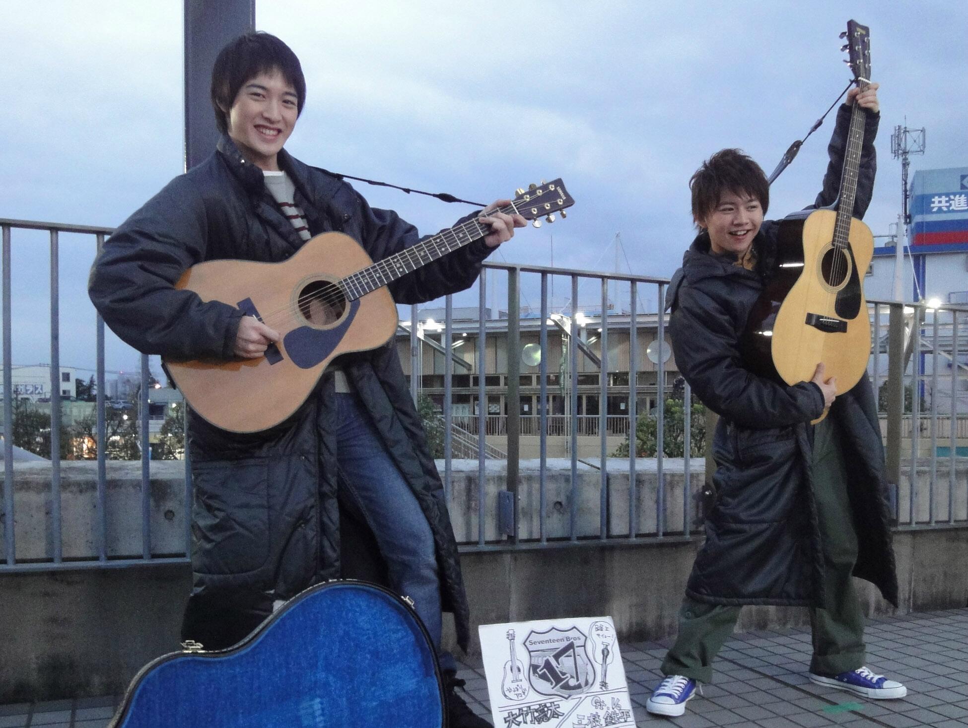 35歳の高校生 公式 On Twitter 大竹役の上遠野くんと三枝役の西井くんは劇中で路上ライブをしている設定なので ギター初心者の２人は１ヶ月間猛特訓していました とてもセンスが良く みるみる上達していった２人 第３話はそんな２人にも注目してみて下さい