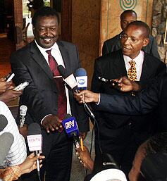 NationAfrica's tweet photo. #MusaliaMudavadi sends condolences to #MutulaKilonzo's family http://t.co/ZNscIw4l8m #RIPMutulaKilonzo http://t.co/MLFXTeHZXr