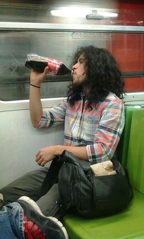 Tomando Coca-Cola, patrocinador oficial de Amanda Miguel.