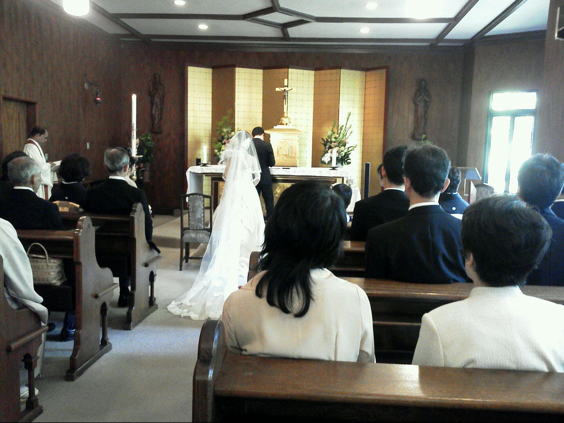ট ইট র 井本 貴之 高校の同級生の結婚式 上智大学クルトゥルハイム聖堂にて挙式 披露宴はニューオータニにて お幸せに それにしても14才年下とは 新婦友人も皆若く 50前のおじさんたち的には二次会も結構盛り上がった Http T Co Ejrsperfh5