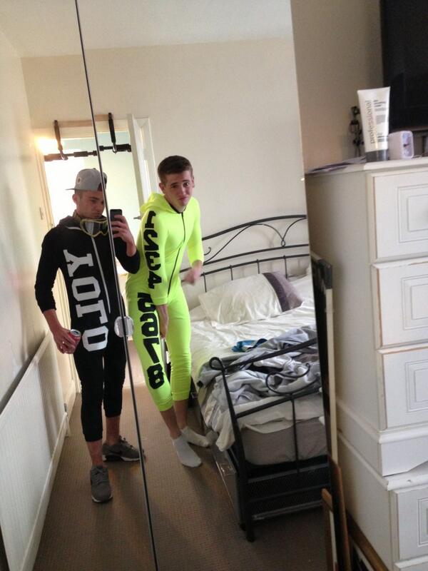 RoryCameron3's tweet image. Onesies take two #whatfam #skiman @raison_jamie