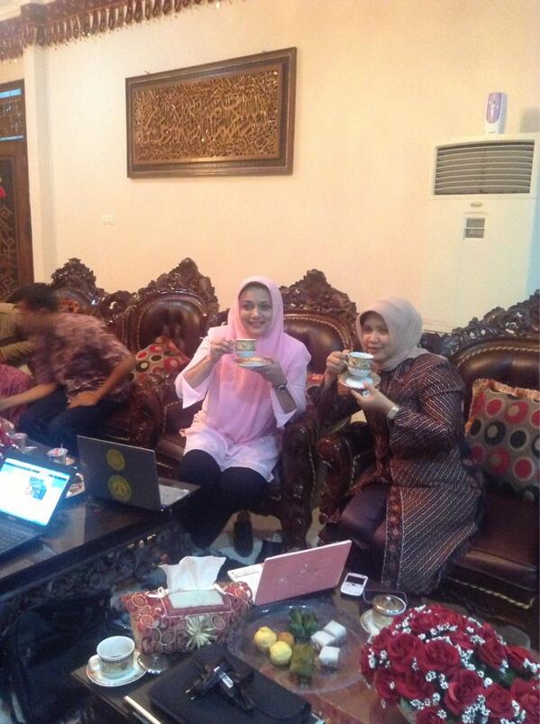 rinabustamiwk's tweet photo. Ngopi malam bersama @Haque_Marissa dan kue legit Lampung, pelatihan marketing komunikasi politik melalui IT ICT http://t.co/DoXtgoA3wM