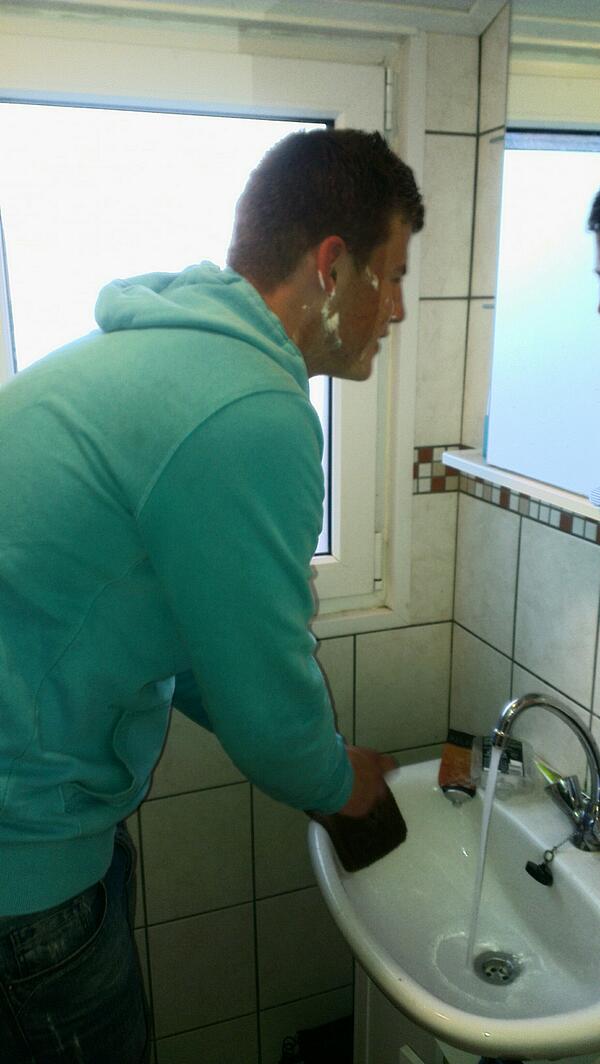 jan736's tweet photo. Scheersessie met @hensendijkema  hahahah, bij familie klootwijk http://t.co/WZuVOQgjq2