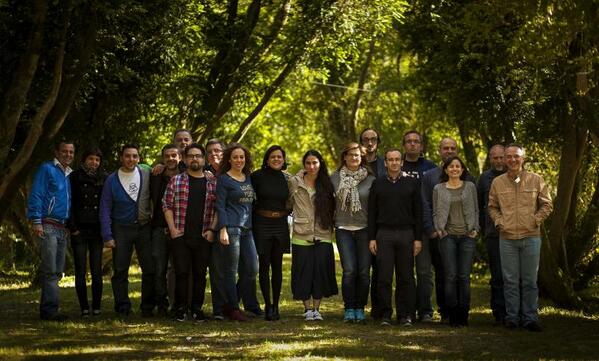 yoanisanchez's tweet photo. La foto de "familia" de #NEThinking2013 http://t.co/rXUglfTNVE