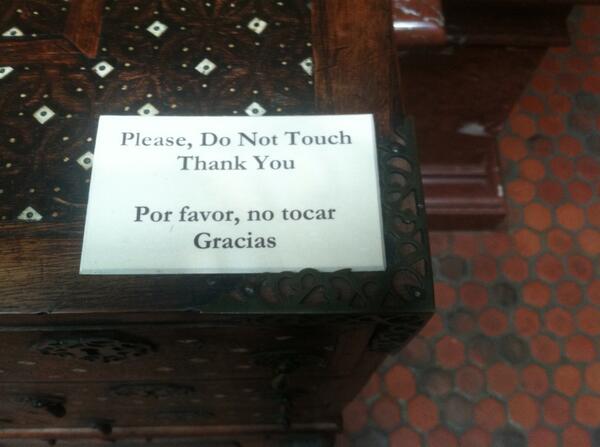 SelenaWyb's tweet photo. "Por favor, no tocar. Gracias". ¡Español en el museo! ¿Por qué no usa el mandato? #1201BC http://t.co/WPvSgCAu0e