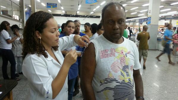 OTICS_PENHA's tweet photo. @danielsoranz @eduardopaes_ Muitos idosos vacinados pelos profissionais  CF Felippe Cardoso no Supermercado Guanabara http://t.co/b7HCA4O8ns