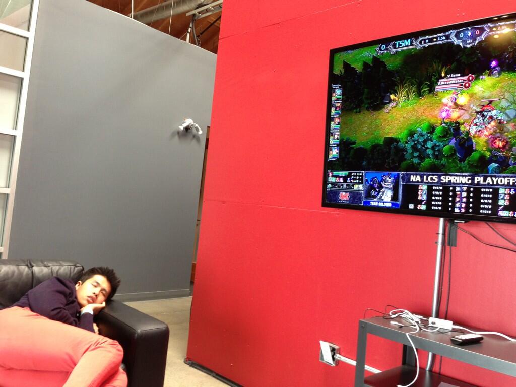 BI4oNEoCEAAKQjr.jpg:large